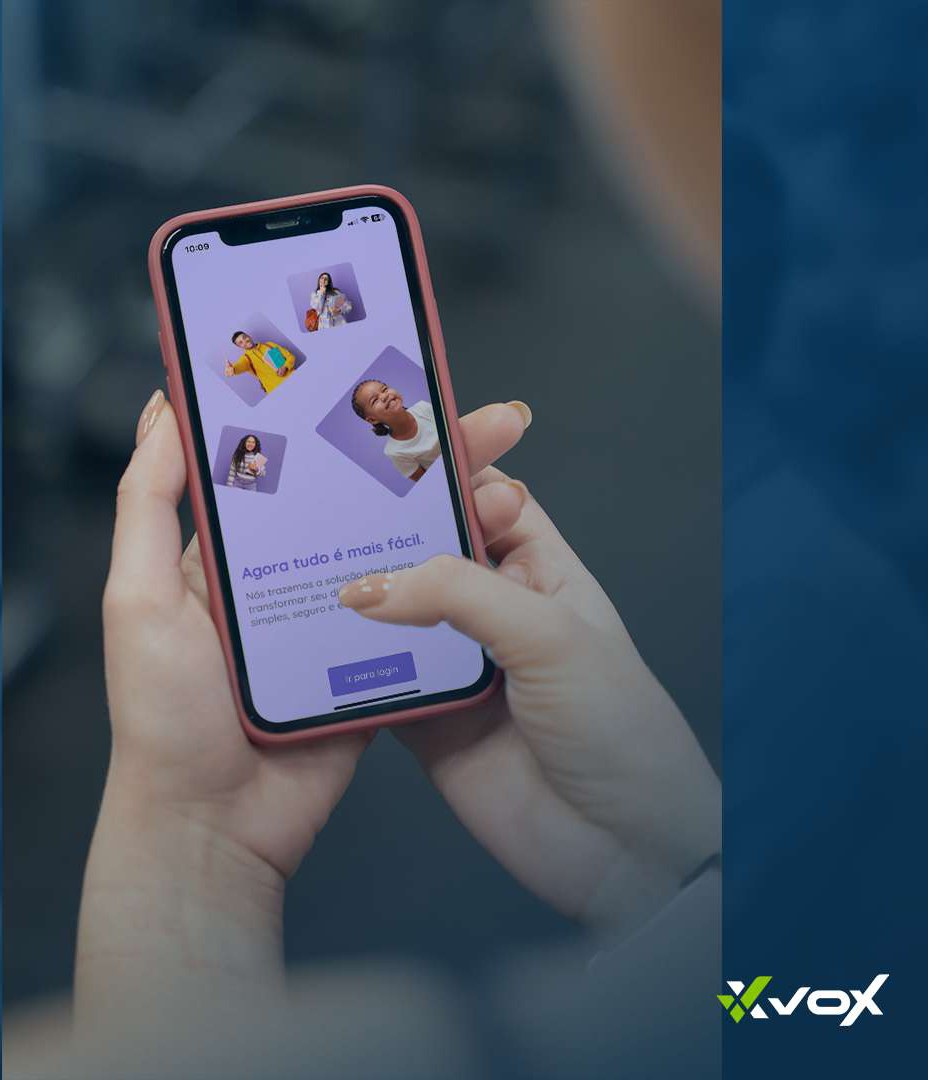 Responsável acompanhando o aplicativo do Edutech no celular