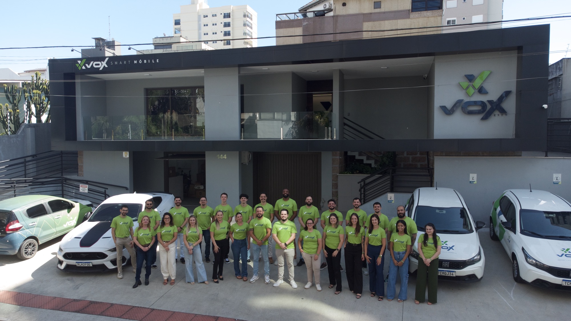 Equipe Vox City em frente à sede em Criciúma/SC